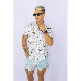 Camisa unissex com botões e desenhos do Snoopy
