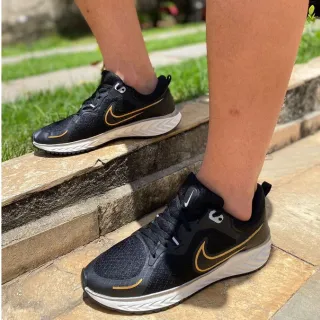 Lançamento 2023 Tênis Masculino Esportivo Confortável Academia - Preto com Dourado