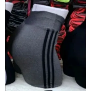 Bermuda confortável e não transparente - Shorts meia coxa - Shorts meia coxa preto/branco