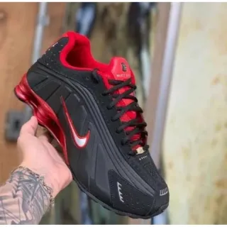 Promoção Tênis Masculino Preto e Vermelho com 4 Molas R4 - PRETO/PRETO