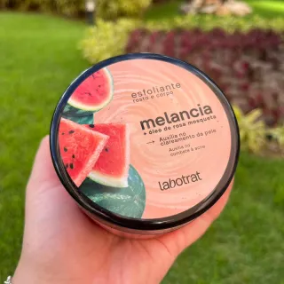 Skincare Labotrata: Esfoliante Morango, Pitaya e Melancia para Corpo e Rosto - Capim Limão