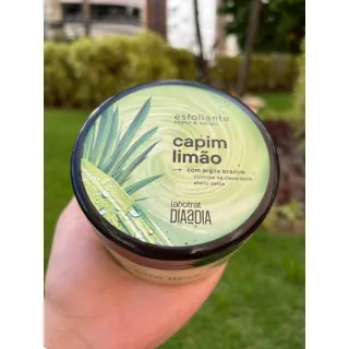 Skincare Labotrata: Esfoliante Morango, Pitaya e Melancia para Corpo e Rosto - Capim Limão