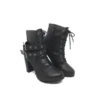 Bota feminina com solado tratorado, salto grosso e opções de fivela - Sued preto