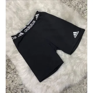 Bermuda confortável e não transparente - Shorts meia coxa - Shorts meia coxa preto/branco