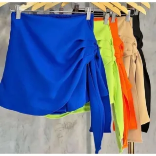 Saia curta feminina com amarração lateral em alfaiataria - Preto