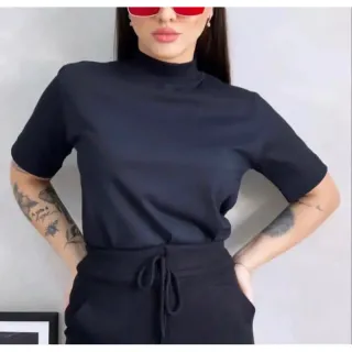 Camiseta feminina básica de algodão com gola alta - T-shirts - Pink