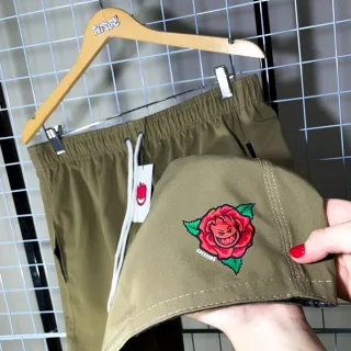 Envio Imediato Bermuda Masculina Spit Fire Rosa sk8 Skate Shop Short em Elastano com Tal Tel - Creme Flor vermelha