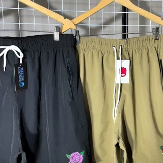 Envio Imediato Bermuda Masculina Spit Fire Rosa sk8 Skate Shop Short em Elastano com Tal Tel - Creme Flor vermelha