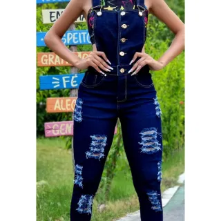 Macacão feminino básico em jeans com rasgos - Desconto online - 36