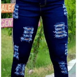 Macacão feminino básico em jeans com rasgos - Desconto online - 36