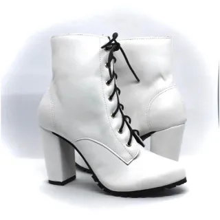 Bota feminina com solado tratorado, salto grosso e opções de fivela - Sued preto