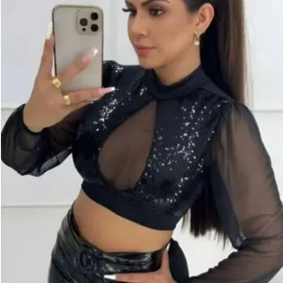 Manga longa em V, cropped top de tule com gola alta