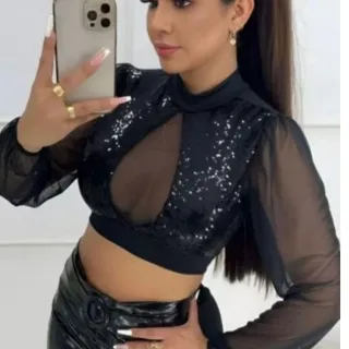 Manga longa em V, cropped top de tule com gola alta - Preto