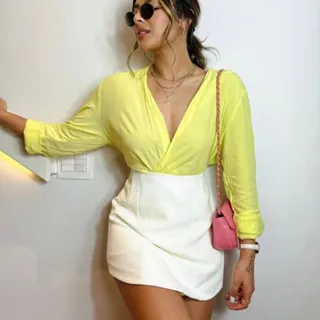 Saia curta feminina cintura alta em alfaiataria, tendência verão 2023 - Verde Limão