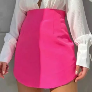 Saia curta feminina cintura alta em alfaiataria, tendência verão 2023 - Verde Limão