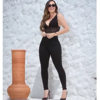 Perfeita calça jeans feminina preta skinny levanta bumbum - Preta, 54