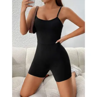 Moda blogueira: Macacão gringo de suplex curto com alcinha e decote redondo - Vermelho