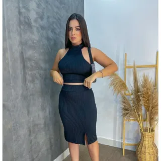 Moda festa: Conjunto feminino cropped e saia midi com fenda canelado - Preto