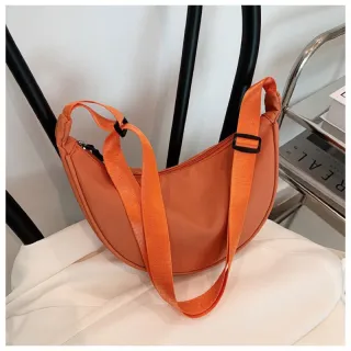 Bolsa impermeável meia lua feminina transversal em poliéster - Laranja