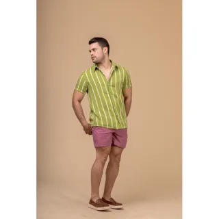 Camisa masculina listrada de manga curta em Viscolinho com botão - Verde Olívia com Bege