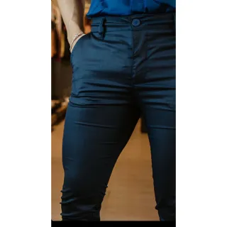Calça social slim masculina em tecido premium acetinado - Caqui Claro