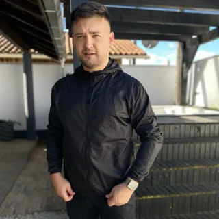 Jaqueta Masculina Corta Vento Preto Impermeável com Capuz - Preto