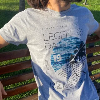 Camiseta Premium Estampada Coqueiros e Mar - Gola Redonda - Cinza Claro