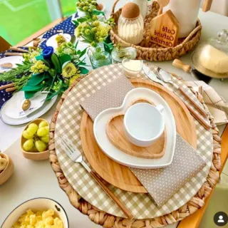 Decoração de Natal: Kit Mesa Posta com 18 Peças - Capas de Sousplat Estampado + Guardanapos + Argolas - Flores Vermelhas