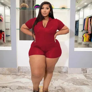 Moda Gringa Plus Size: Macaquinho Feminino Preto Curto com Zíper - Preto suplex - 102