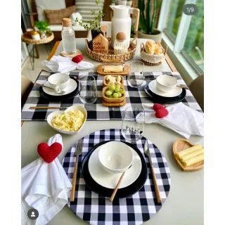 Decoração de Natal: Kit Mesa Posta com 18 Peças - Capas de Sousplat Estampado + Guardanapos + Argolas - Flores Vermelhas