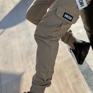 Promoção Super Hi Gh - Calça Jogger Masculina Cargo de Sarja com Punho - Bege