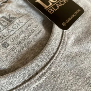 Camiseta Premium Estampada Coqueiros e Mar - Gola Redonda - Cinza Claro