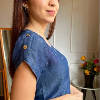 Blusa feminina manga curta jeans, gola canoa com dois botões - JEANS ESCURO