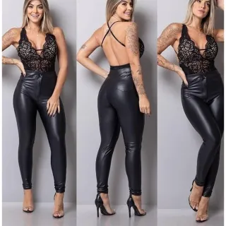 Calça Funcional em Couro Cirre com Bolsos e Botão - Preto