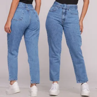 Calça Feminina Mom Jeans Cintura Alta com Fivela Encapada e Cinto - Levanta Bumbum - Azul Claro