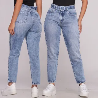 Calça Feminina Mom Jeans Cintura Alta com Fivela Encapada e Cinto - Levanta Bumbum - Azul Claro