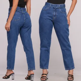 Calça Feminina Mom Jeans Cintura Alta com Fivela Encapada e Cinto - Levanta Bumbum - Azul Claro