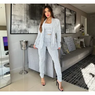 Calça Social Cintura Alta, Blazer Max Cropped e Alcinha - Conjunto 3 Peças - Preto-Xadrez