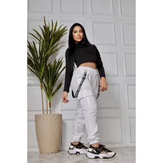 Bolsos Laterais Calça Jogger Feminina Tactel Cargo com Suspensório - CAQUE