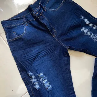 Calça Masculina Preta Skinny com Lycra - Estilo e Conforto para Homens Modernos - jeans claro rasgado