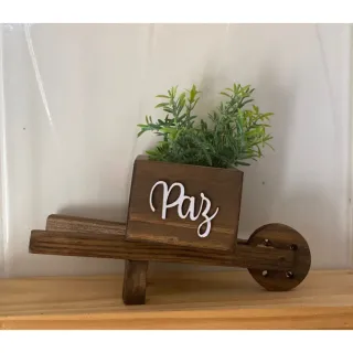 Plantinha artificial em vasinho de madeira estilo carriola - Deus
