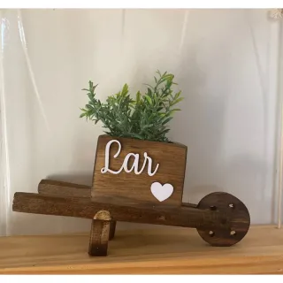 Plantinha artificial em vasinho de madeira estilo carriola - Deus