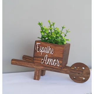 Plantinha artificial em vasinho de madeira estilo carriola - Deus