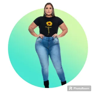 Camiseta Girassol Plus Size em Viscolycra - Preta LEAO CORAGEM