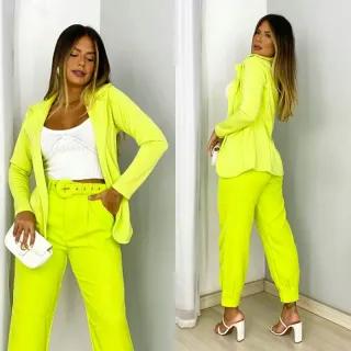 Elegância em Blazer Feminino de Neoprene: Estilo e Conforto - Azul Marinho