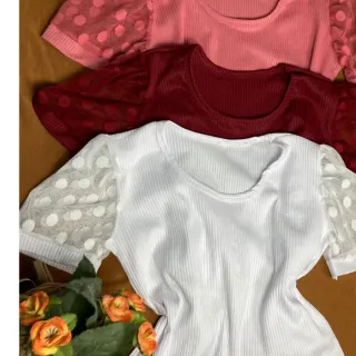 Blusa manga curta feminina canelada com tule bufante gola aberta - Bordô