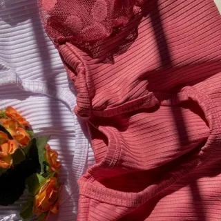 Blusa manga curta feminina canelada com tule bufante gola aberta - Bordô