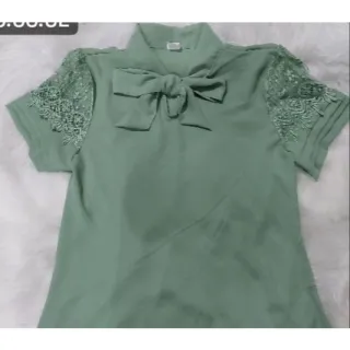 Oferta de Blusa Feminina Linda com Detalhe de Laço para Amarrar - Branco