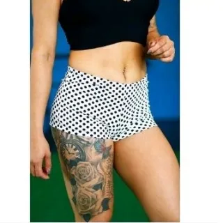 Shortinho justo feminino curto para treino de academia e pole dance - Bolinha branca