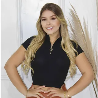 Moda Blogueira Verão: Cropped Feminino Manga Curta com Zíper Canelado - Off White